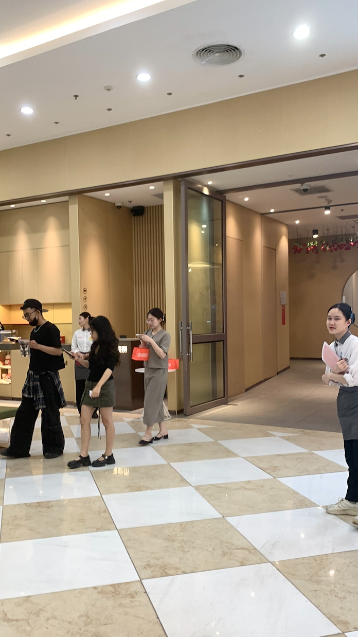 Không gian sảnh tầng 6 Vincom Nguyễn Chí Thanh với rạp chiếu phim và nhà hàng.