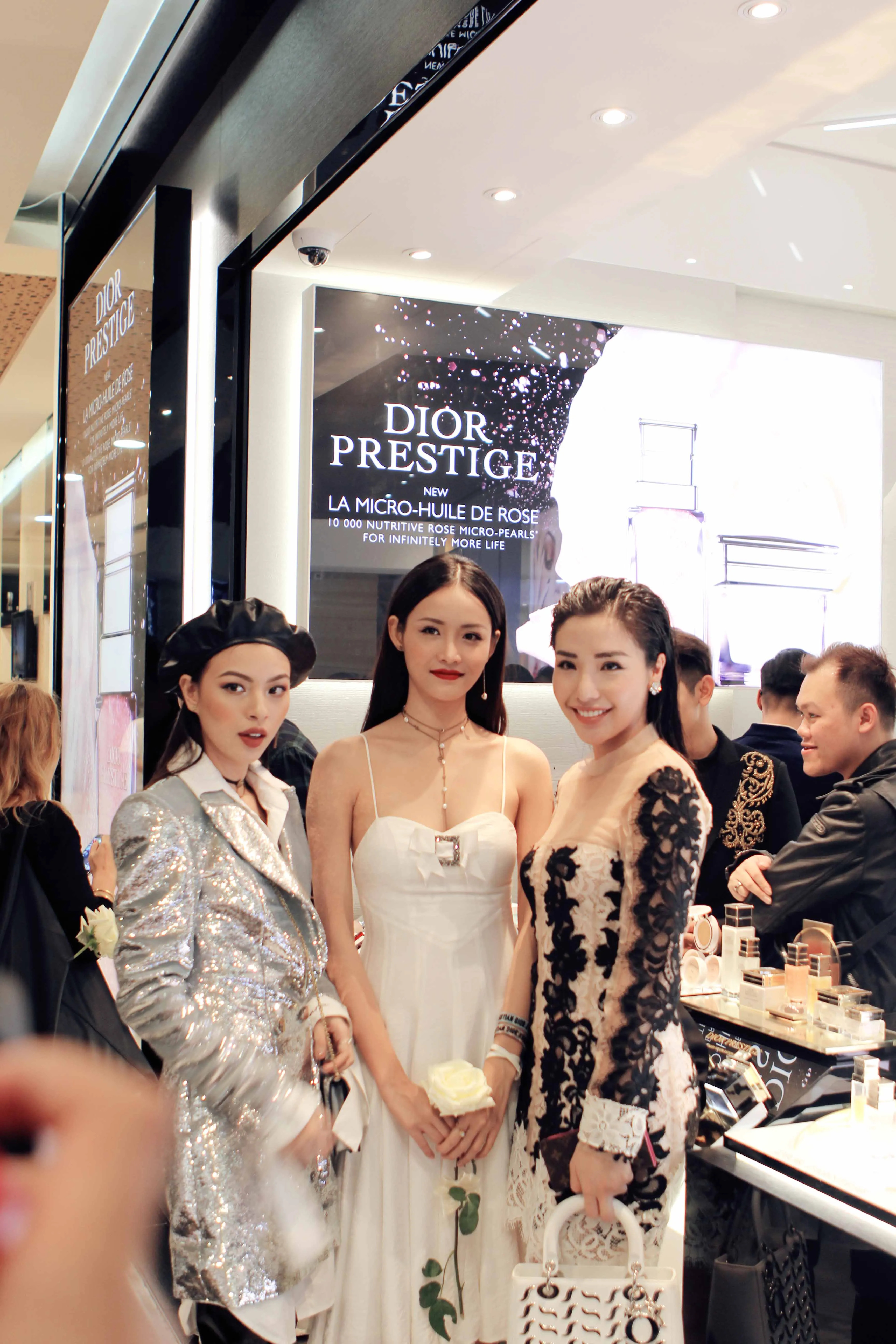 Không gian sự kiện khai trương cửa hàng Dior Vincom Đồng Khởi với sự góp mặt của khách mời nổi tiếng.