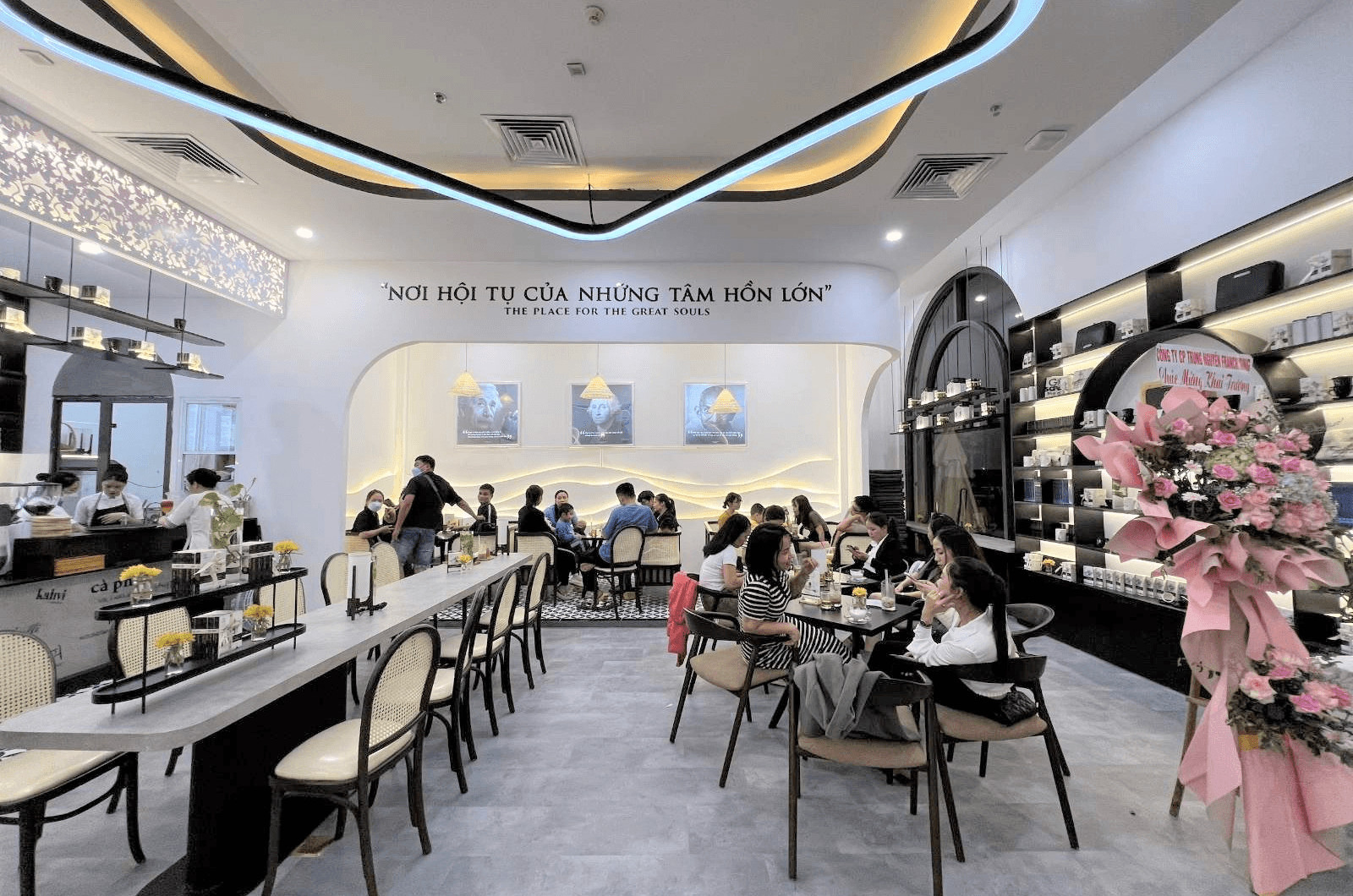 Không gian thiết kế ấm cúng và sang trọng tại Trung Nguyên Legend Café ở Vincom Quảng Bình, lý tưởng để thư giãn.