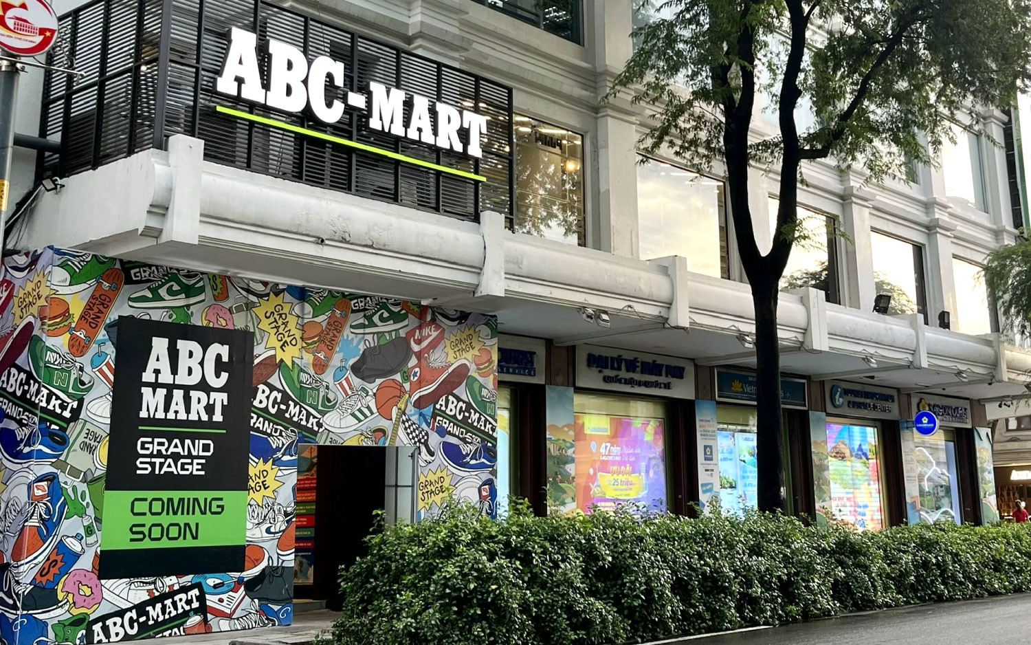 Không gian trưng bày giày sneaker đa dạng tại ABC Mart Đồng Khởi.