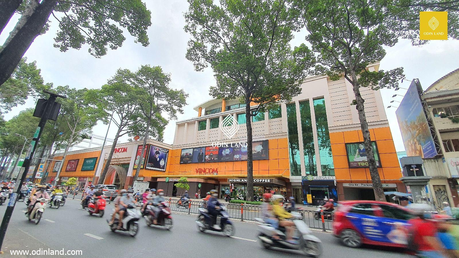 Không gian xanh mát xung quanh Vincom Plaza 3/2 tạo cảnh quan đô thị