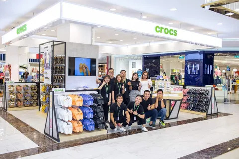 Không khí sôi động và náo nhiệt của buổi khai trương cửa hàng Crocs mới