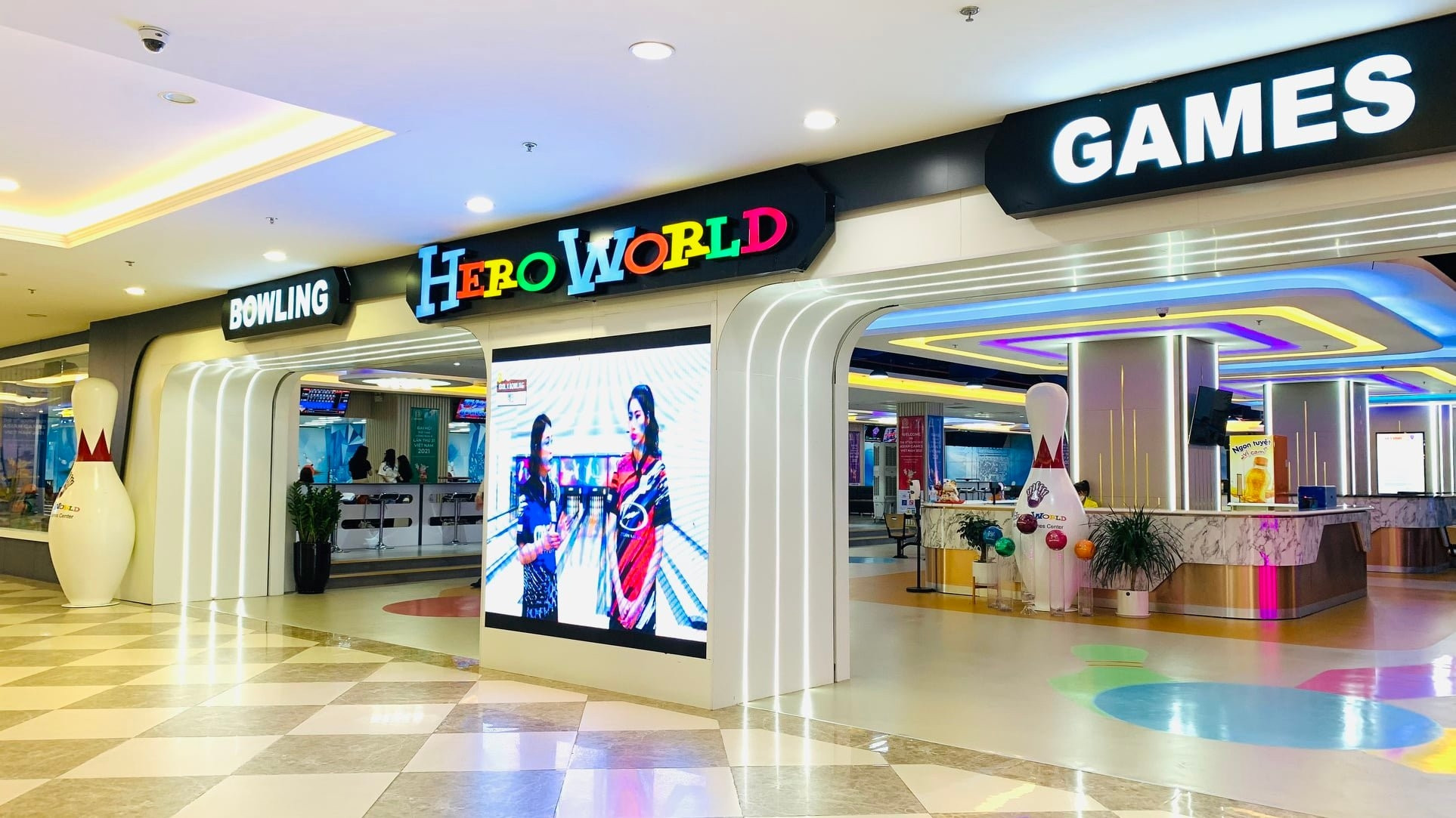 Khu bowling hiện đại Heroworld trong Vincom Mega Mall Royal City