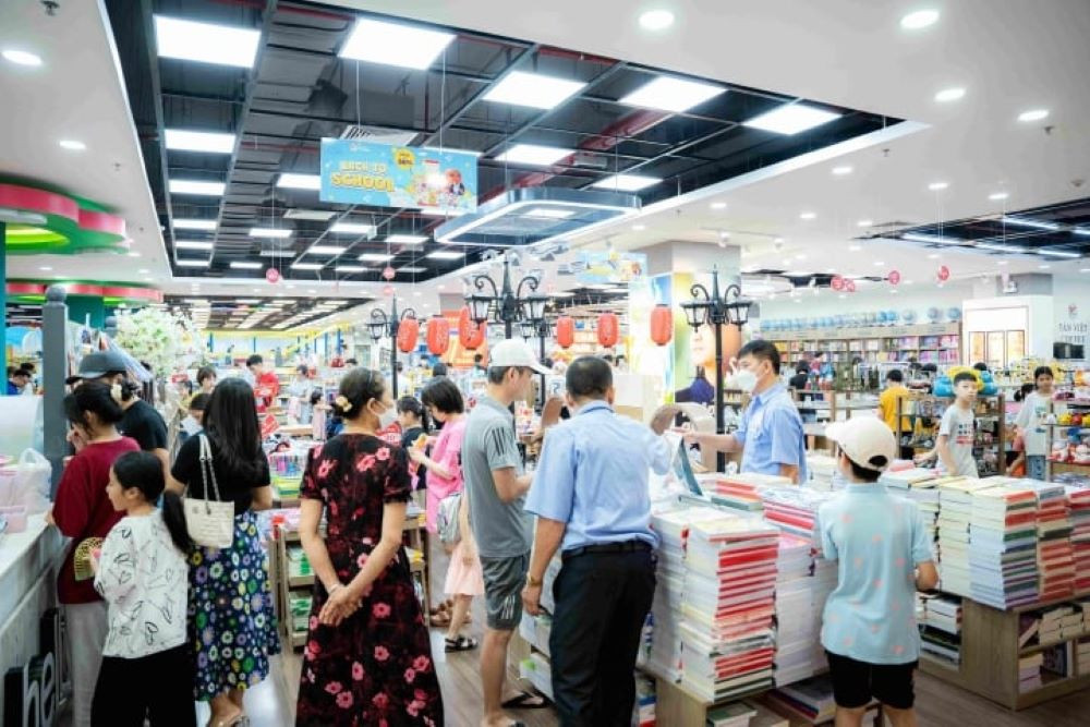 Khu mua sắm sầm uất tại Vincom Trần Duy Hưng với đa dạng cửa hàng