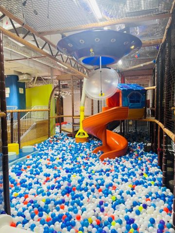Khu nhà liên hoàn và hồ bóng đầy màu sắc tại Bigfun Vincom Hạ Long