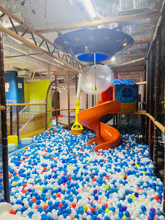 Khu nhà liên hoàn và hồ bóng tại khu vui chơi Bigfun Vincom Hạ Long