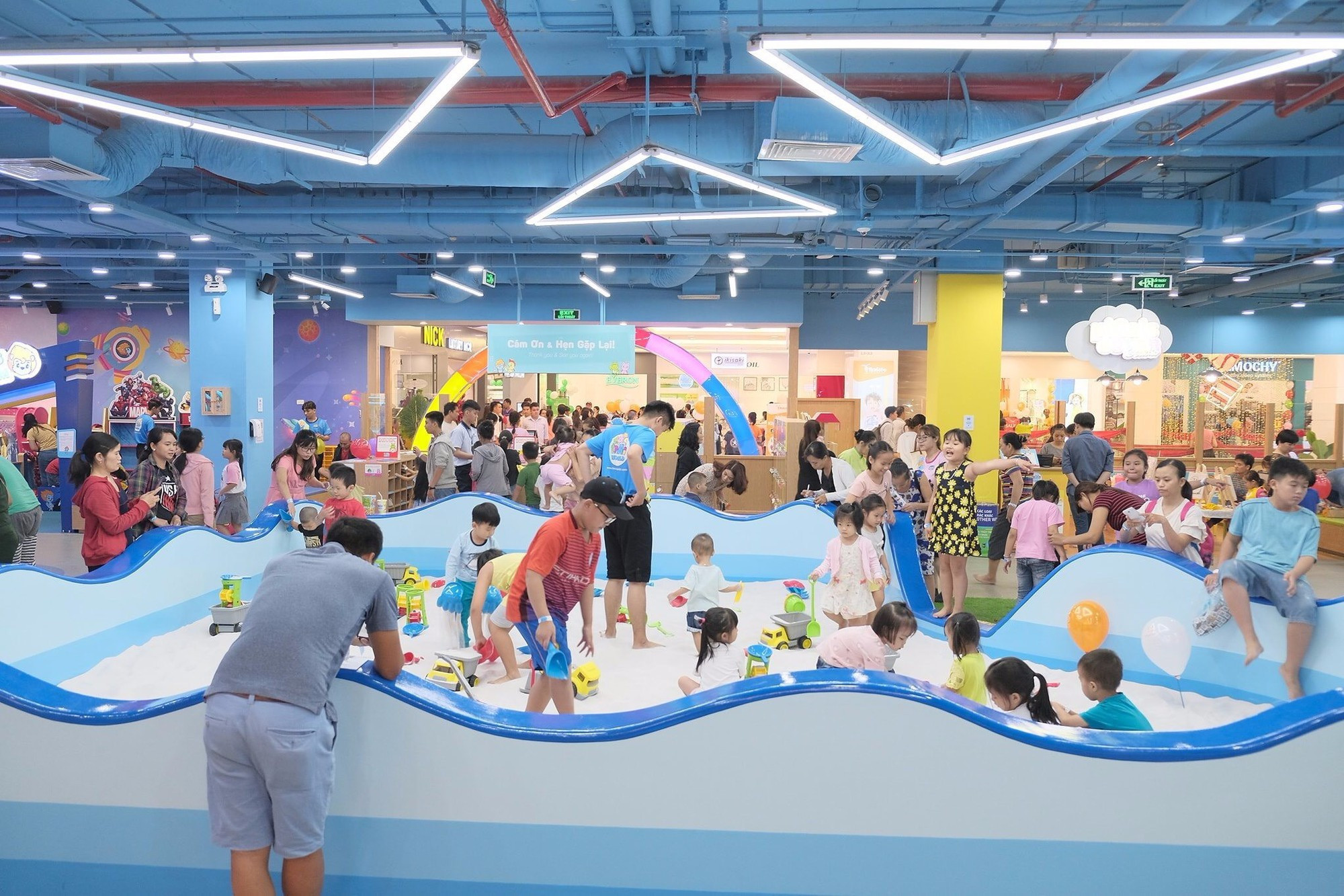 Khu phố đi bộ ngoài trời của Vincom Plaza Dĩ An với không gian xanh mát