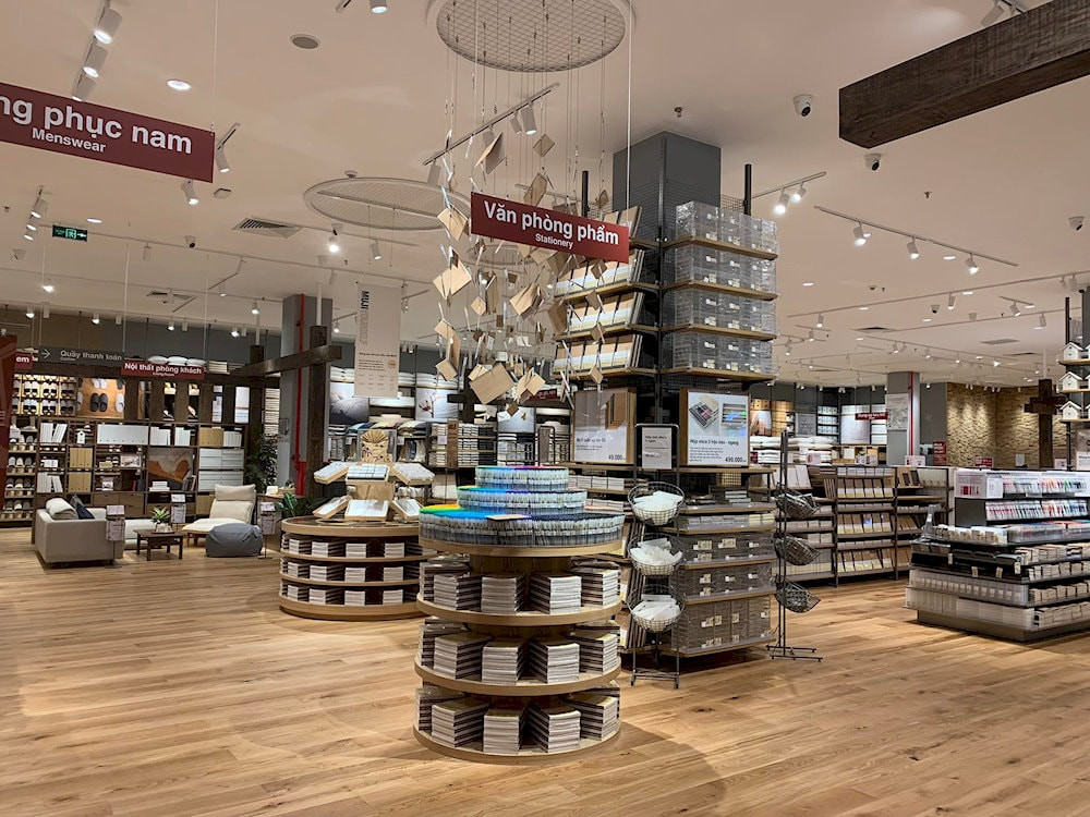 Khu văn phòng phẩm MUJI tại Aeon Mall Long Biên được sắp xếp gọn gàng