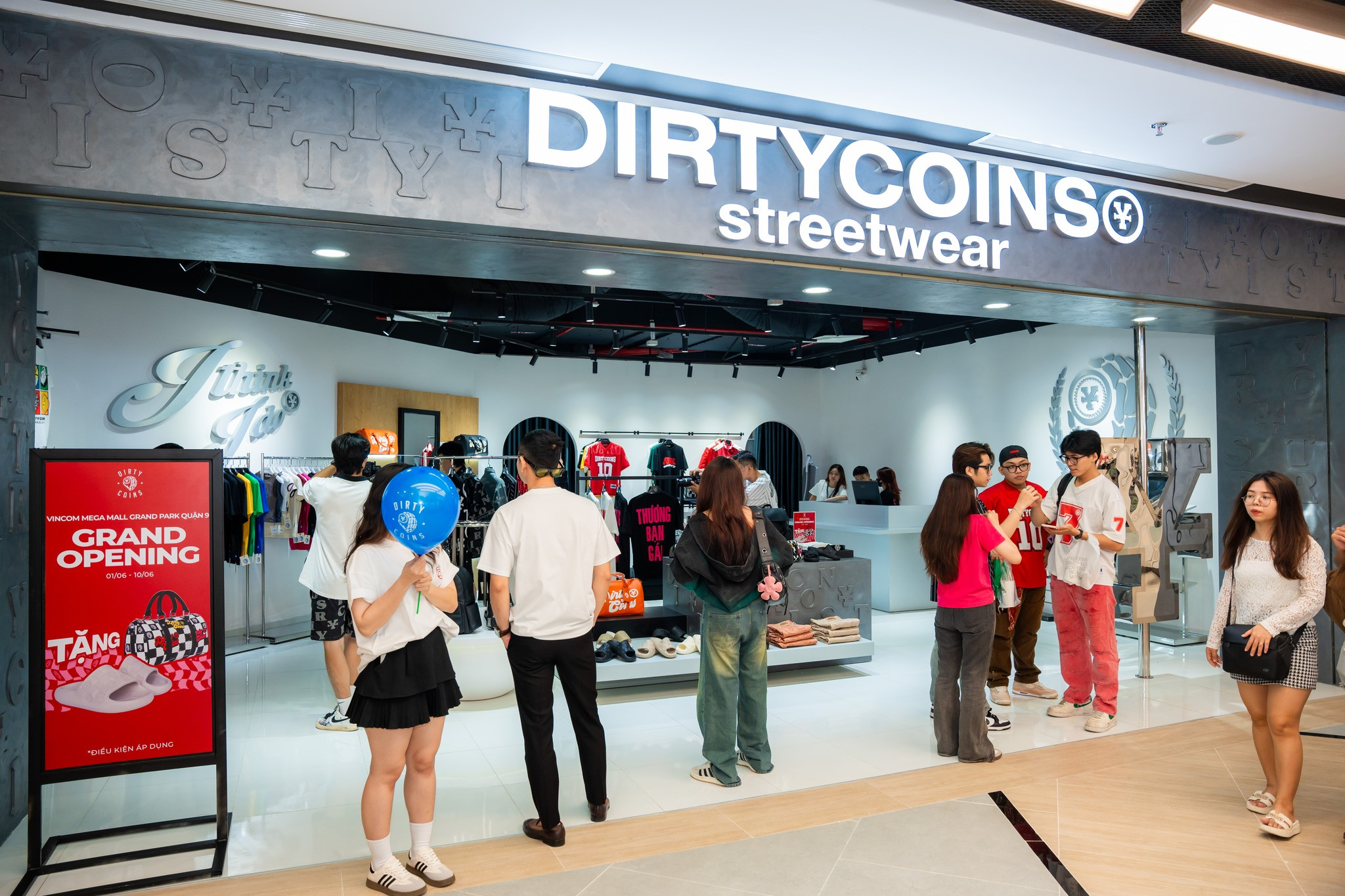 Khu vực ẩm thực đa dạng tại TTTM Vincom Mega Mall
