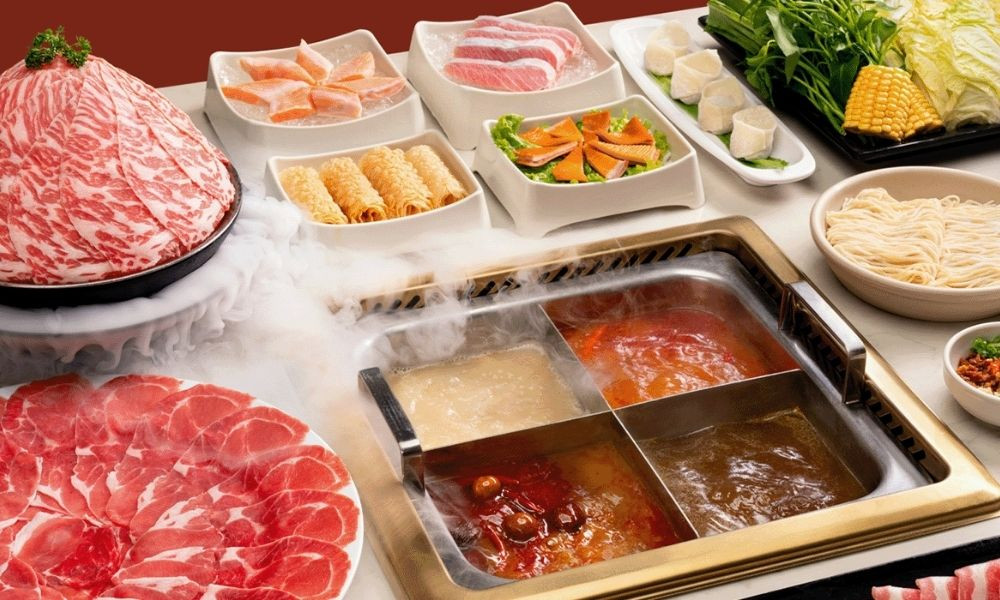 Khu vực ẩm thực sôi động với đa dạng nhà hàng tại Vincom Plaza Lê Văn Việt, phục vụ thực khách