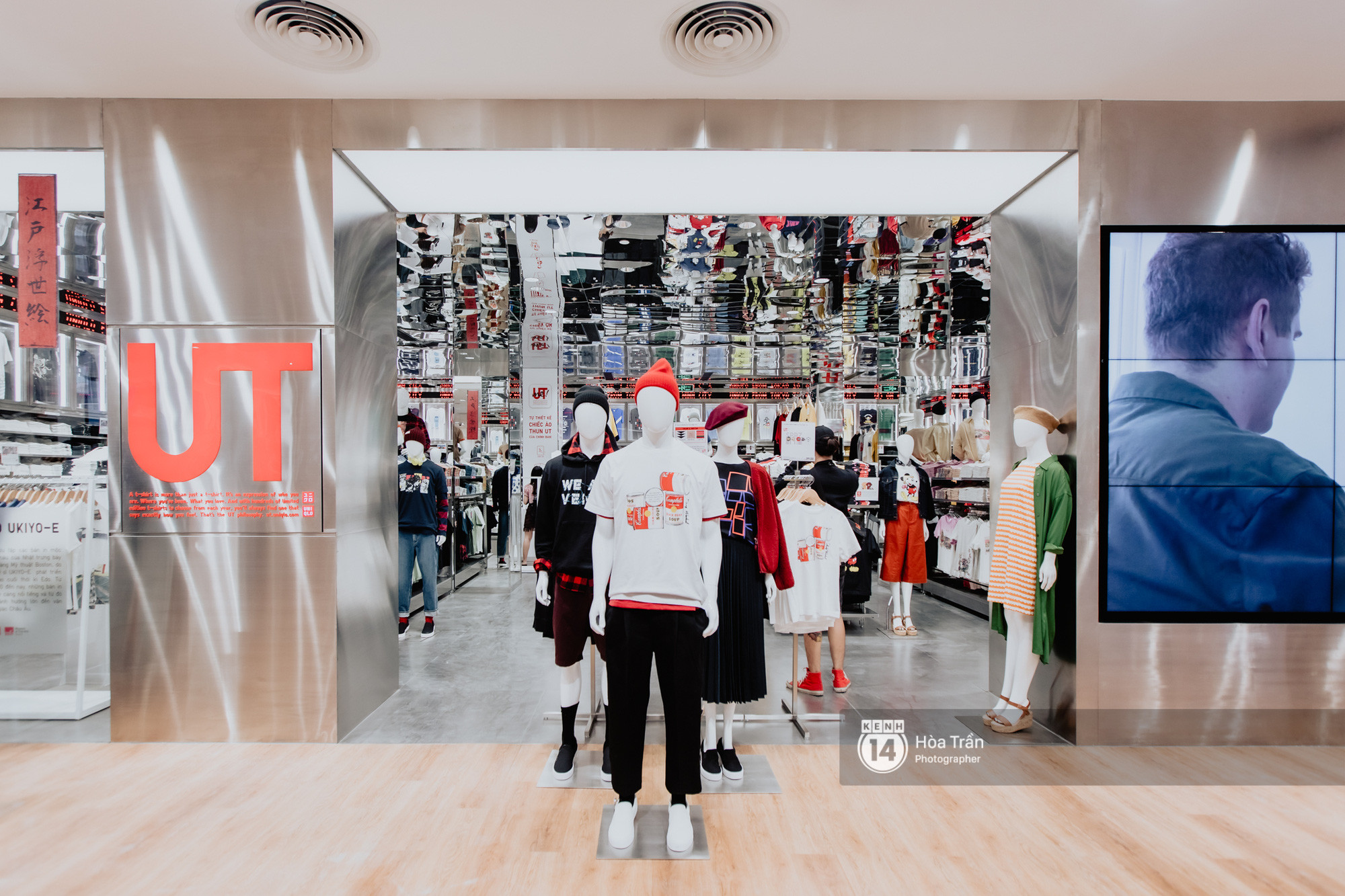 Khu vực áo phông UT với đa dạng thiết kế và tùy chọn cá nhân hóa tại Uniqlo Vincom Đồng Khởi.
