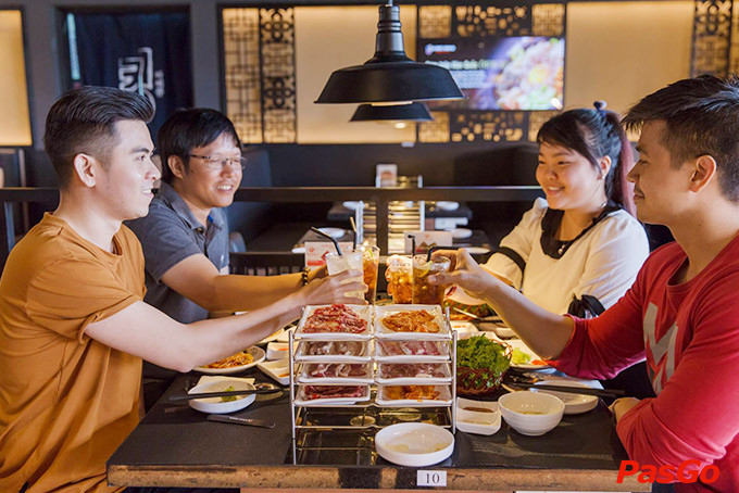 Khu vực bàn ăn rộng rãi, thoải mái tại King BBQ Deli Vincom Bà Triệu