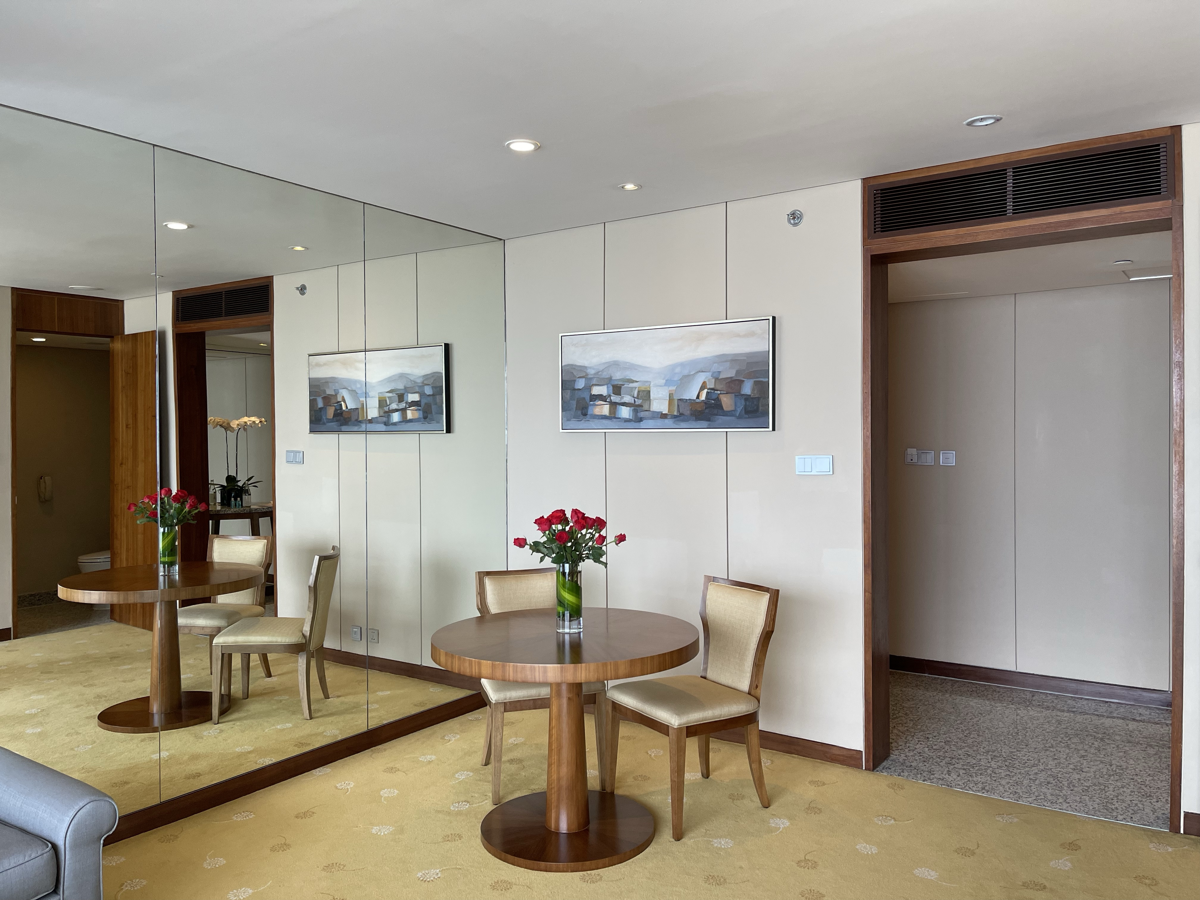 Khu vực bàn ăn trong Junior Suite tại InterContinental Hanoi Landmark72