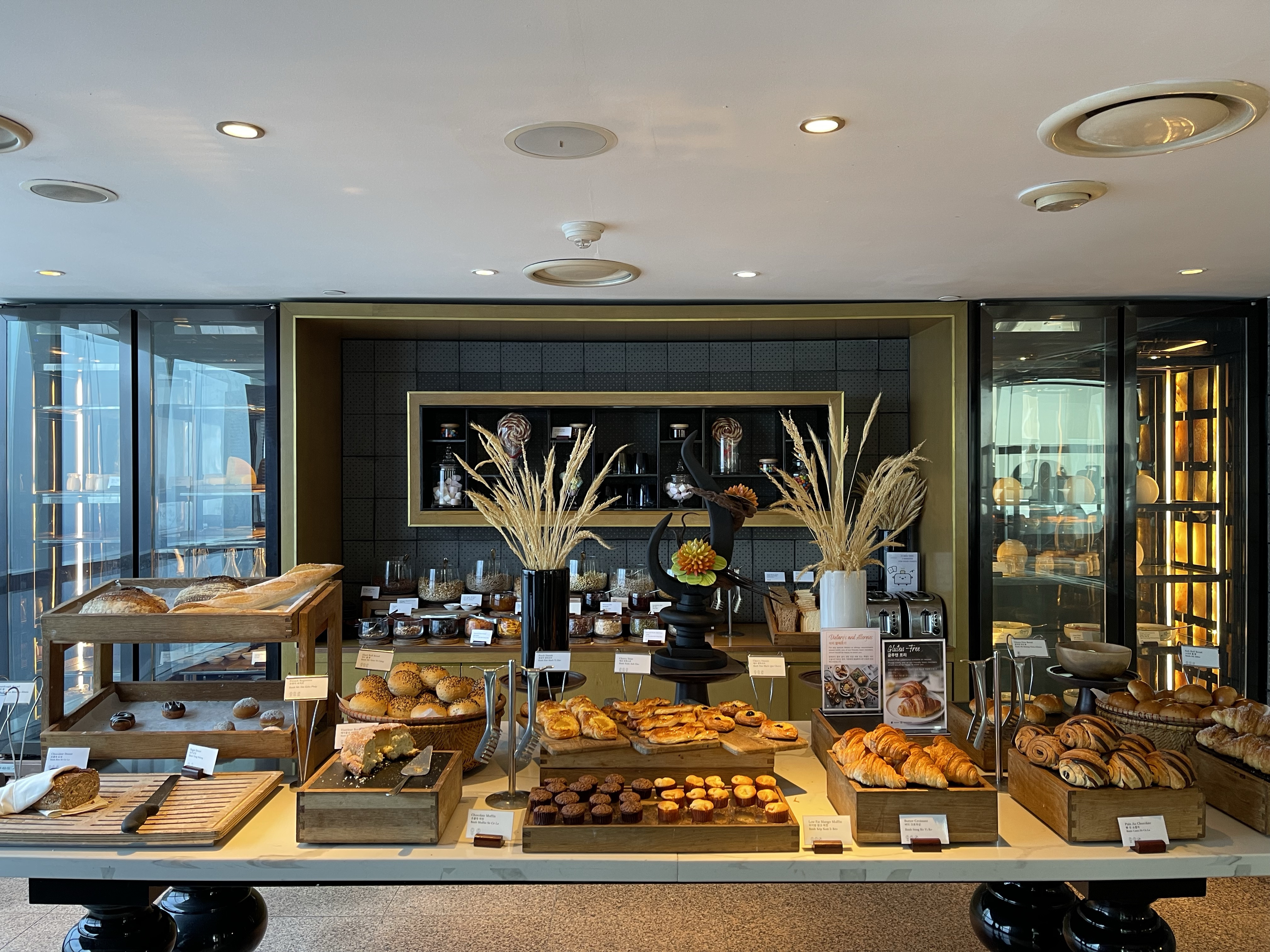 Khu vực bánh ngọt và tráng miệng hấp dẫn tại nhà hàng 3 Spoons của InterContinental Hanoi Landmark Hotel