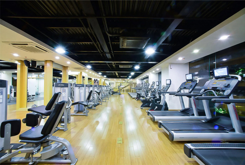 Khu vực bể bơi và thư giãn tại California Fitness Vincom Trần Duy Hưng