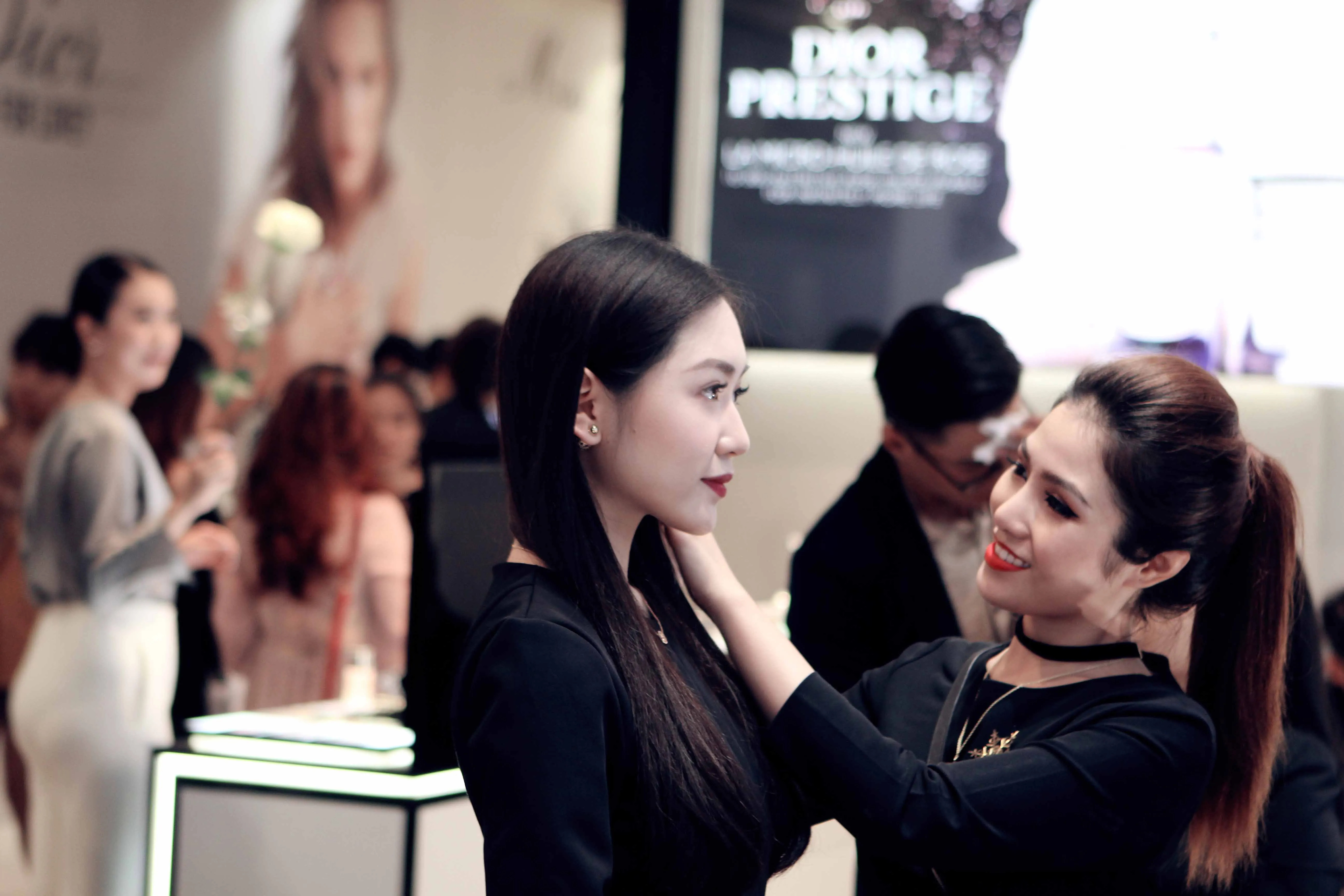 Khu vực chăm sóc da (skincare) và spa thư giãn tại cửa hàng Dior.