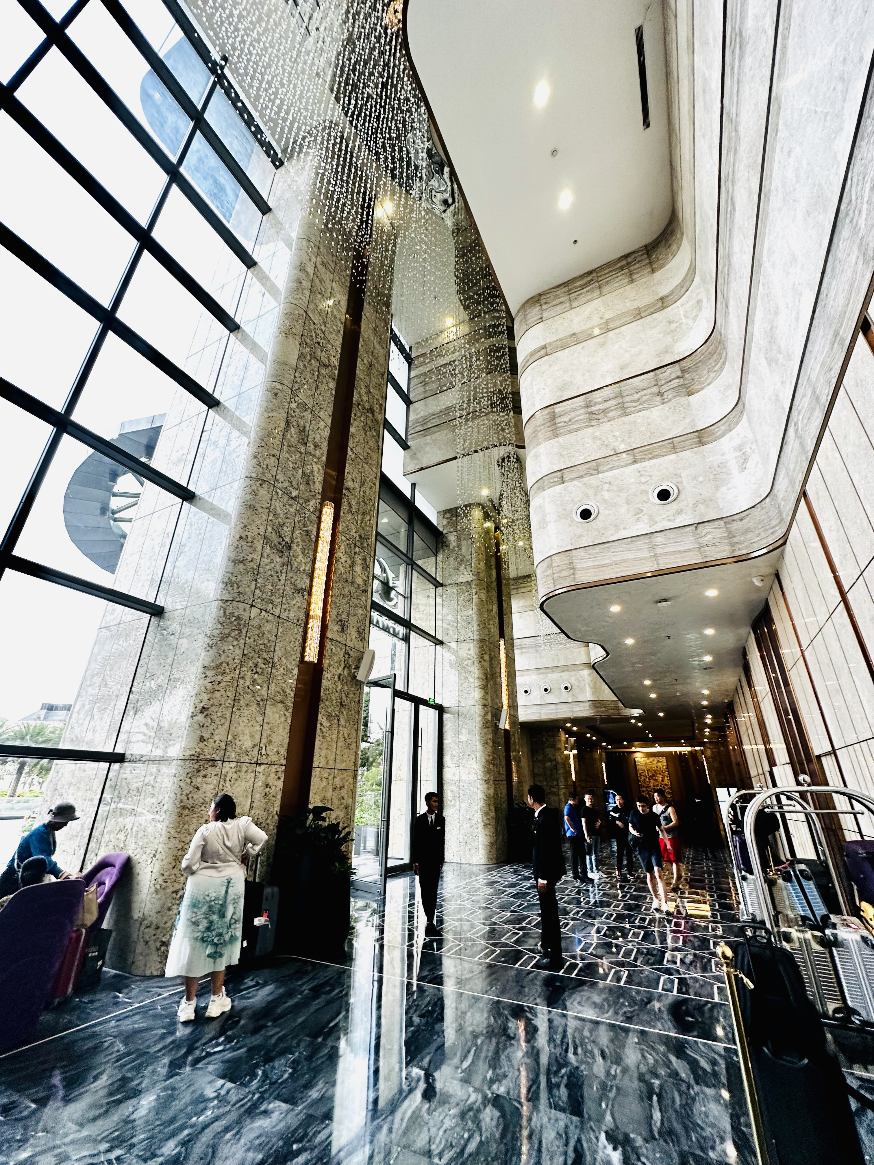 Khu vực lễ tân Vinpearl Landmark 81 Autograph Collection Hotel