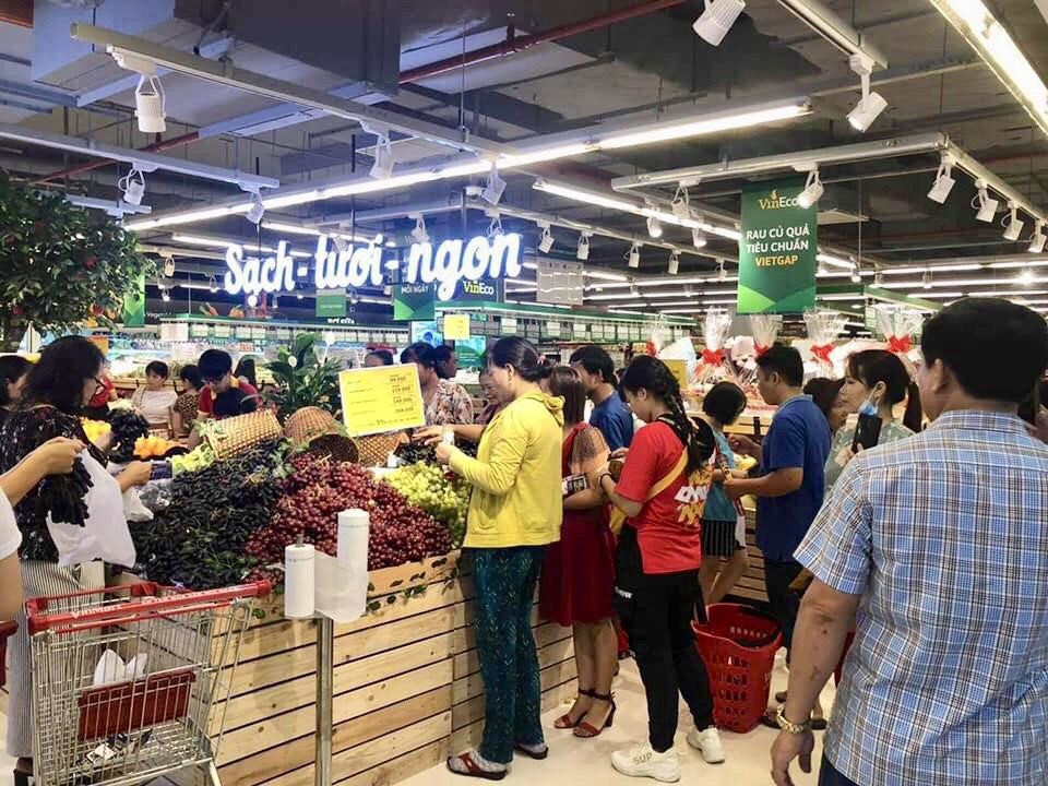 Khu vực mua sắm sầm uất với các thương hiệu thời trang tại Vincom Plaza Dĩ An