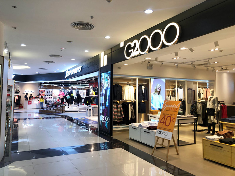 Khu vực mua sắm thời trang tại H&amp;M Vincom Phạm Ngọc Thạch với nhiều khách hàng