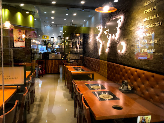 Khu vực ngồi ăn rộng rãi của Dookki Vincom Royal City ảnh thực tế