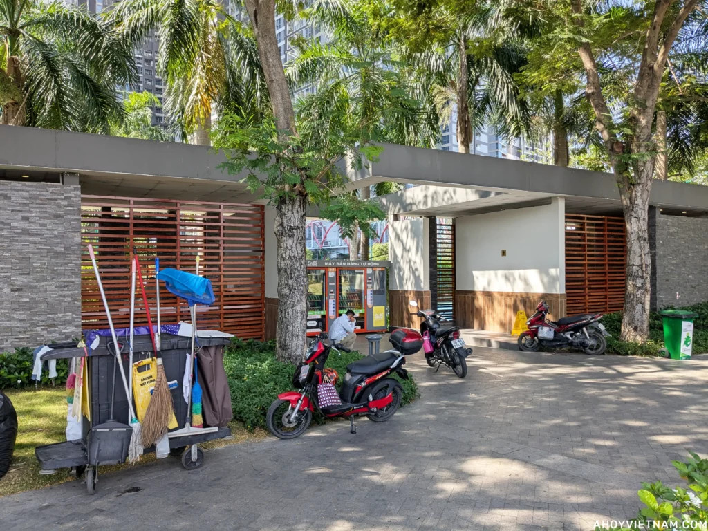 Khu vực nhà vệ sinh công cộng sạch sẽ tại Vinhomes Central Park, TP. Hồ Chí Minh.