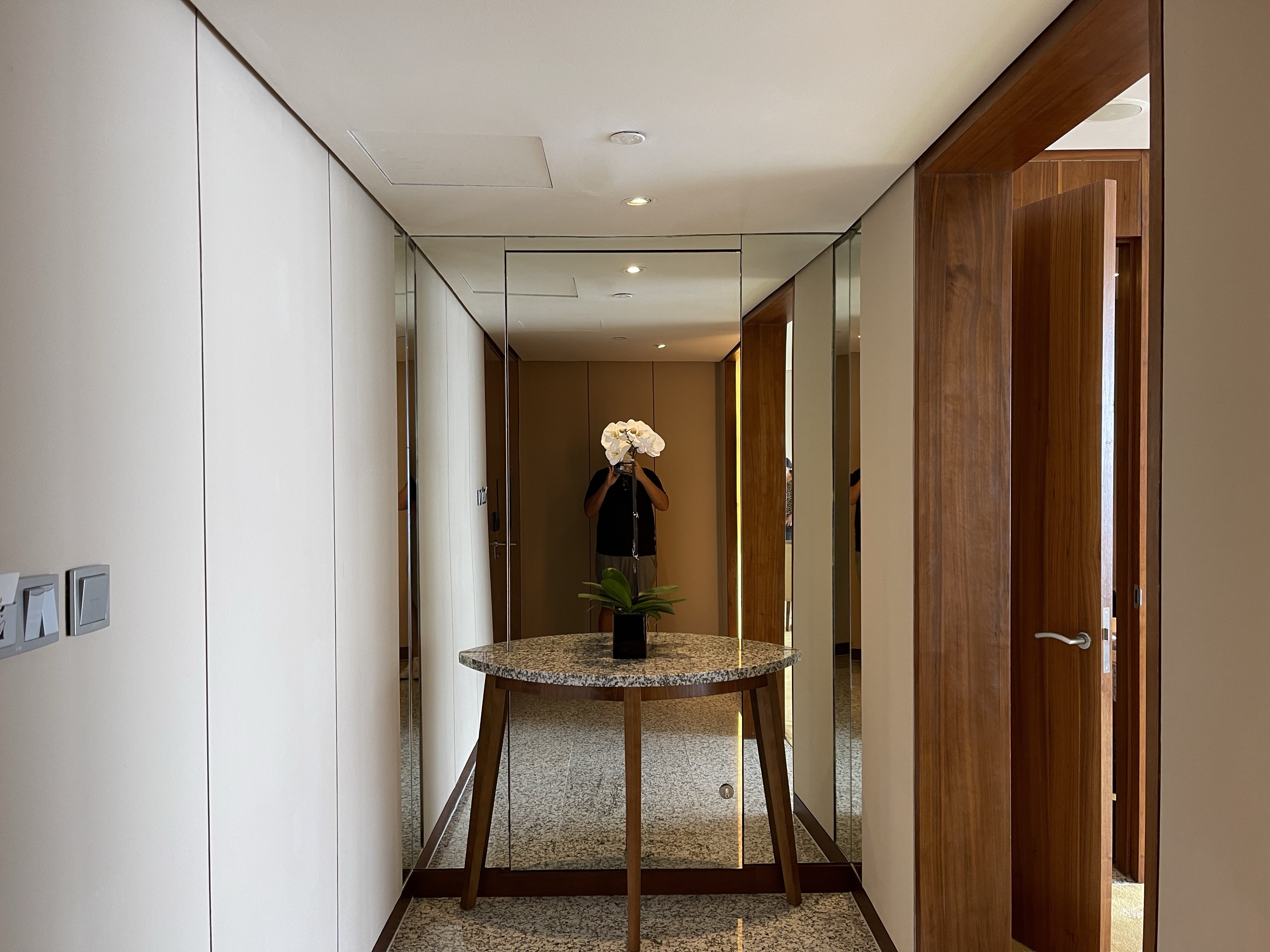Khu vực phòng khách của Junior Suite tại InterContinental Hanoi Landmark72