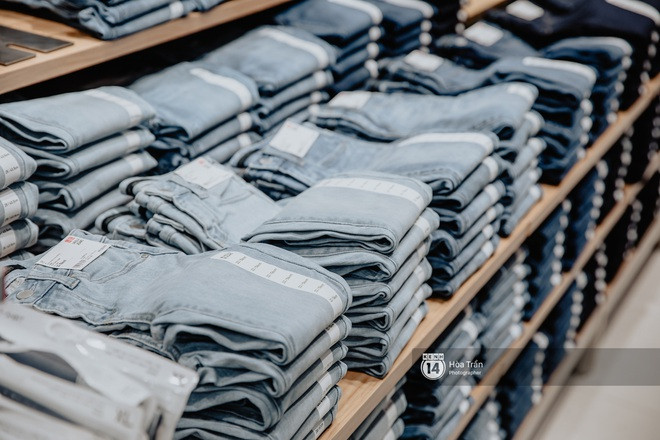 Khu vực quần áo trẻ em đầy màu sắc tại tầng 2 Uniqlo Vincom Đồng Khởi.