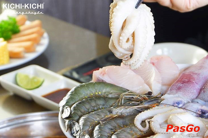 Khu vực quầy thực phẩm trên băng chuyền của Kichi Kichi Vincom Cộng Hòa