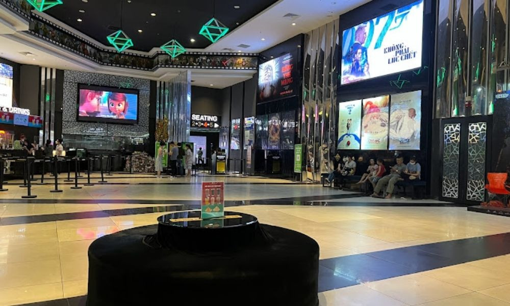 Khu vực sảnh chờ rộng rãi tại rạp chiếu phim Vincom Grand Park Quận 9