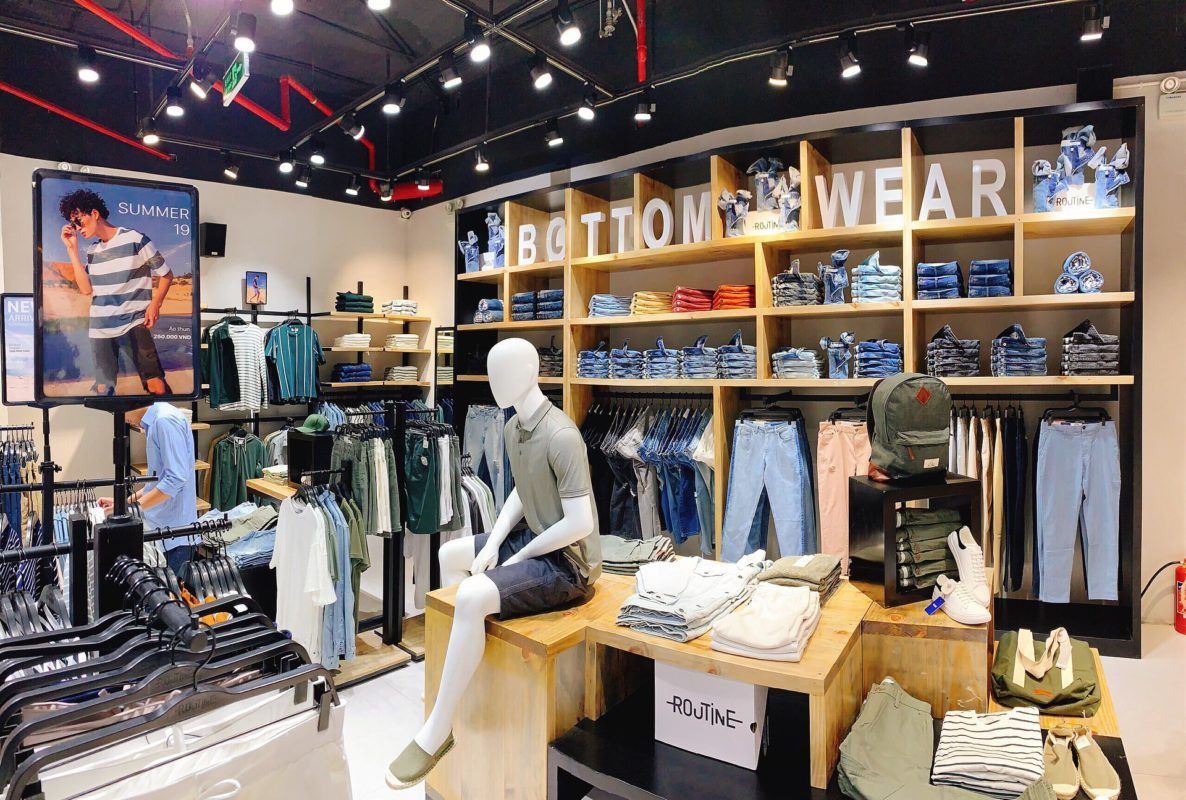 Khu vực siêu thị VinMart tại Vincom Center Trần Duy Hưng với đa dạng sản phẩm