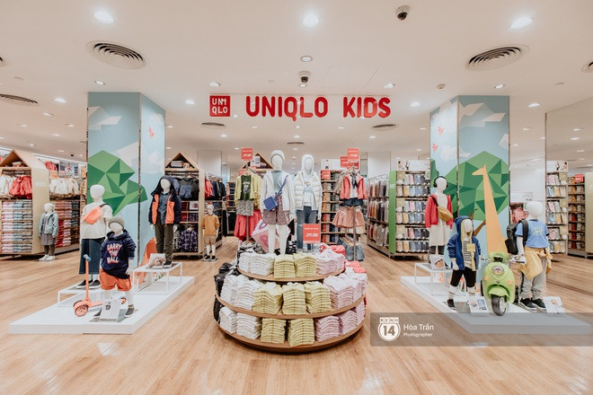 Khu vực thời trang trẻ em với không gian mua sắm và vui chơi sáng tạo tại Uniqlo Vincom Đồng Khởi.