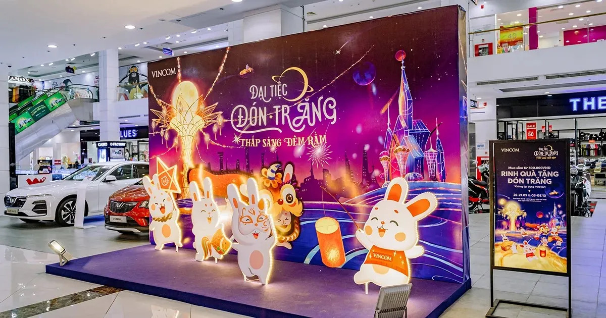 Khu vực trang trí lễ hội ấn tượng tại Vincom Dĩ An