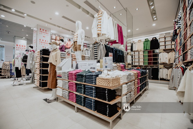 Khu vực trưng bày sản phẩm chủ lực như áo khoác chống tia UV tại tầng 1 Uniqlo Vincom Đồng Khởi.