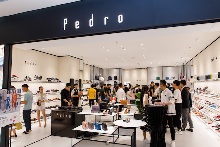 Khu vực trưng bày sản phẩm giày dép tại Pedro Vincom Đồng Khởi