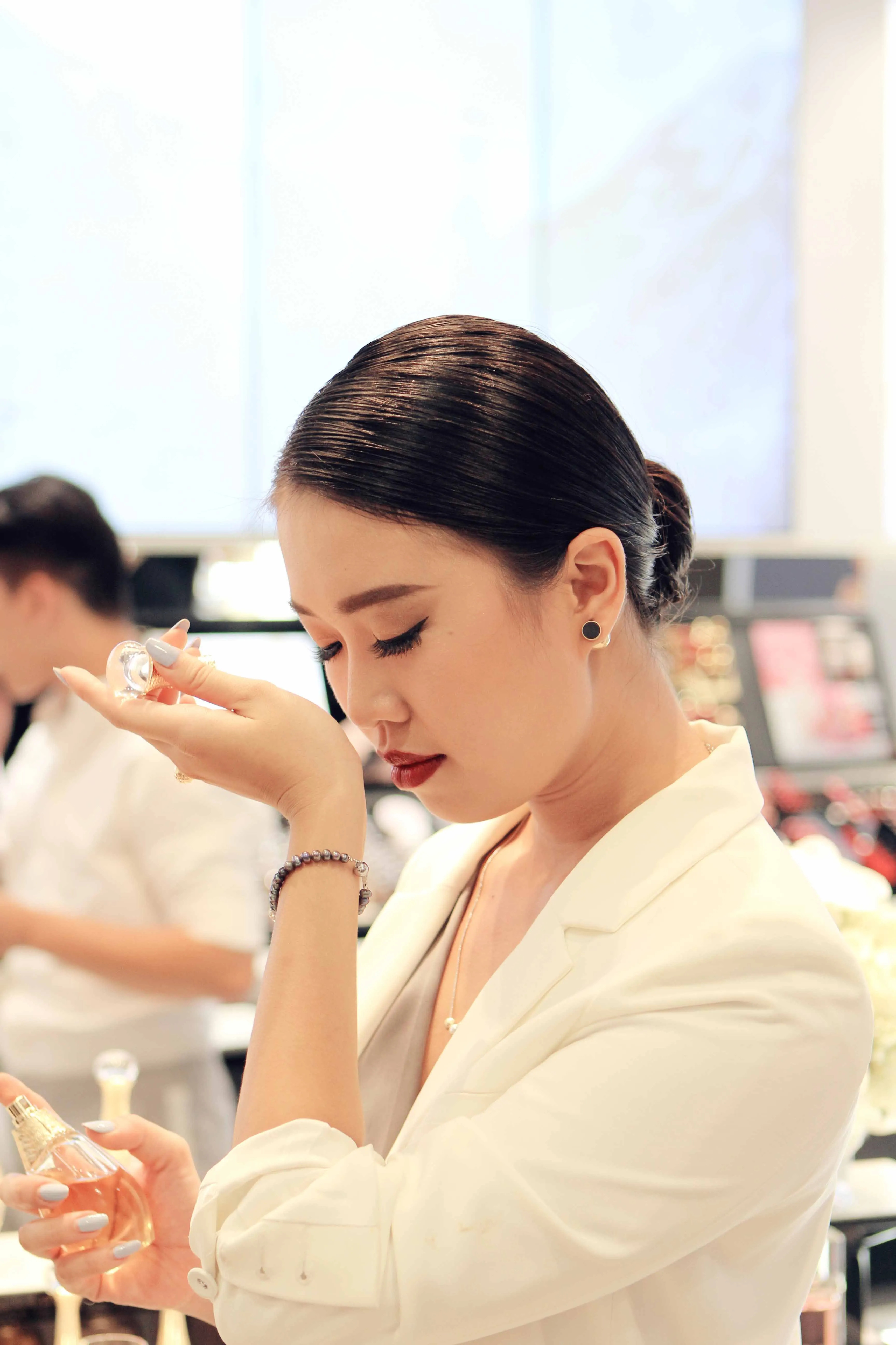 Khu vực trưng bày sản phẩm trang điểm cao cấp của Dior, bao gồm son Dior Rouge và kem nền.
