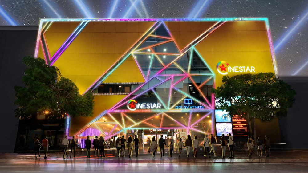 Khung cảnh bên ngoài rạp chiếu phim Cinestar Quốc Thanh, một lựa chọn phổ biến cho người xem phim tại Quận 1.