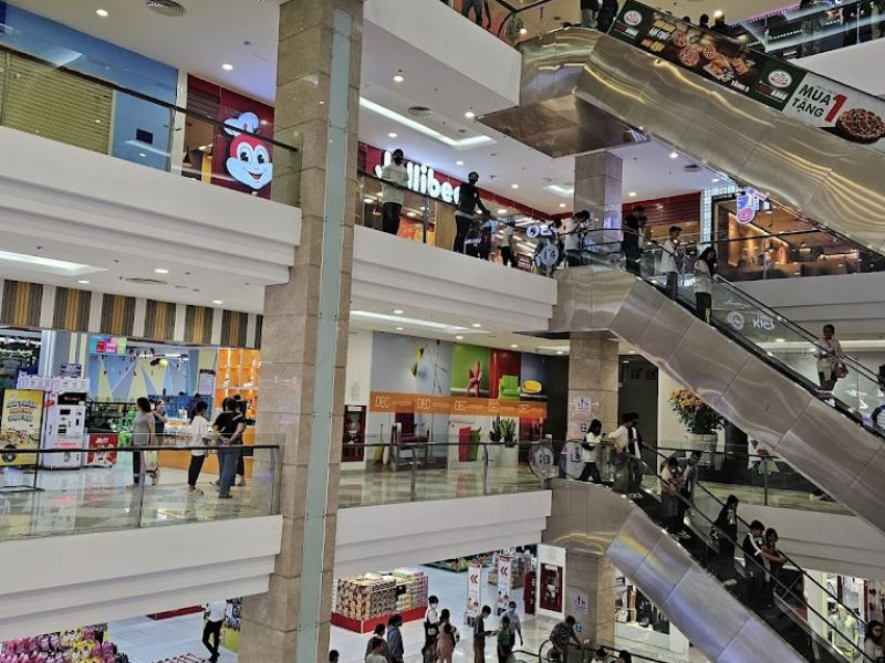 Khung cảnh bên trong với không gian rộng rãi của Vincom Long Xuyên