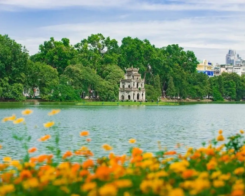 Khung cảnh Hồ Hoàn Kiếm ngay gần Vincom Bà Triệu