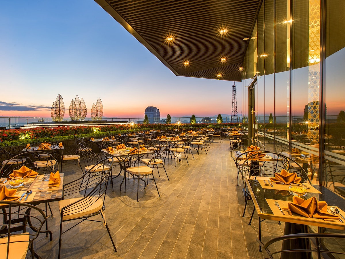 Khung cảnh hoàng hôn huyền ảo từ Sky Bar Huế