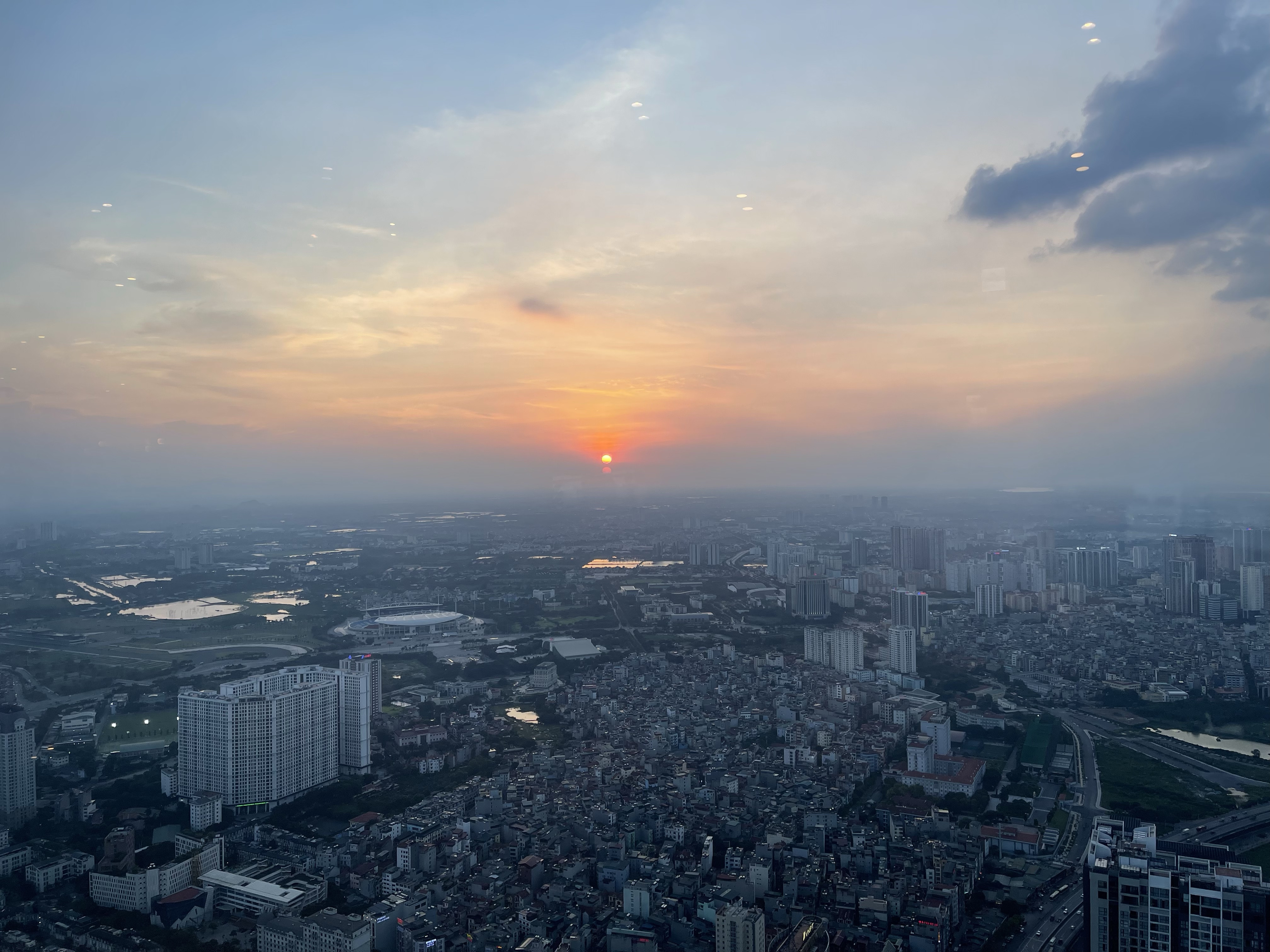 Khung cảnh hoàng hôn tuyệt đẹp nhìn từ Club InterContinental Lounge tại InterContinental Hanoi Landmark Hotel