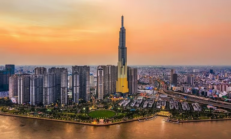 Khung cảnh Landmark 81 lung linh về đêm, thắp sáng cả một góc đô thị Hồ Chí Minh