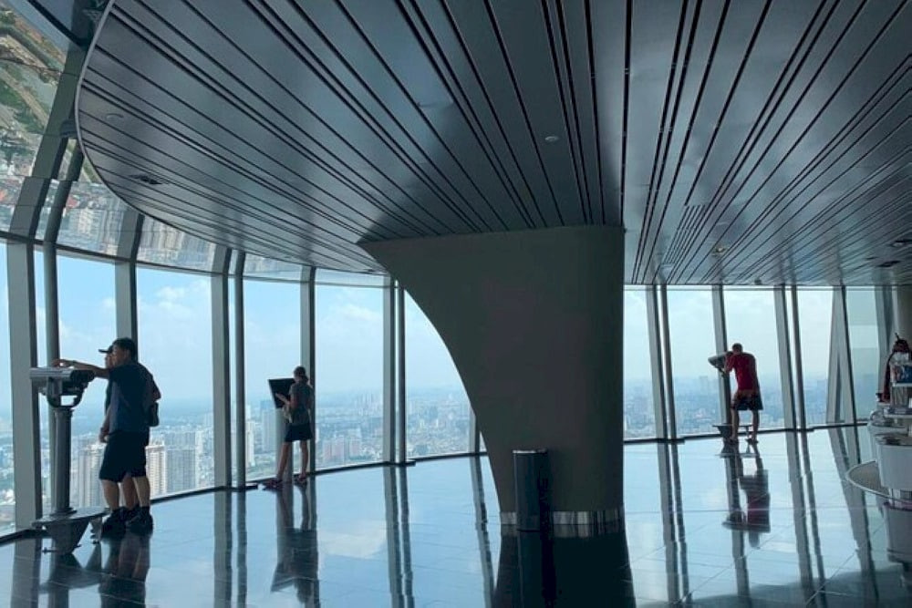 Khung cảnh ngoạn mục từ Đài quan sát Skyview Landmark 81, nhìn xuống toàn cảnh thành phố Hồ Chí Minh.