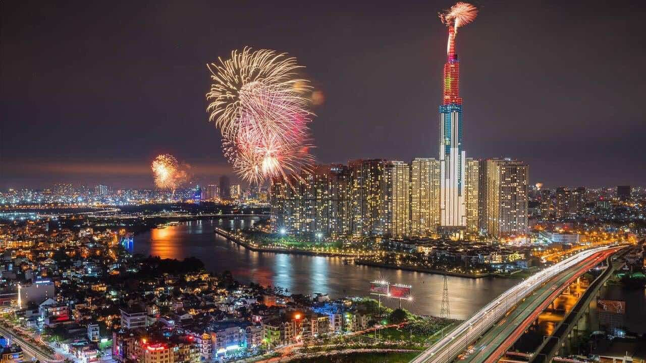 Khung cảnh pháo hoa ngoạn mục chiếu sáng bầu trời đêm tại Công viên bờ sông Landmark 81