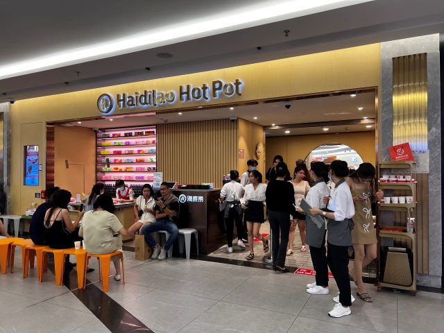 Khung cảnh sang trọng và đông đúc bên trong nhà hàng Haidilao Landmark 81