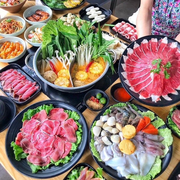 Khung cảnh sôi động với nhiều người đang thưởng thức buffet tại một nhà hàng ở Thanh Hóa