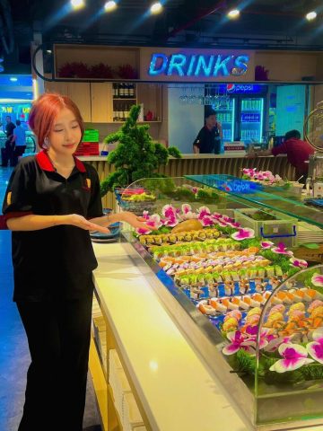 Khung cảnh tổng thể nhà hàng buffet Poseidon TPHCM với phong cách hiện đại và sắp đặt món ăn gọn gàng
