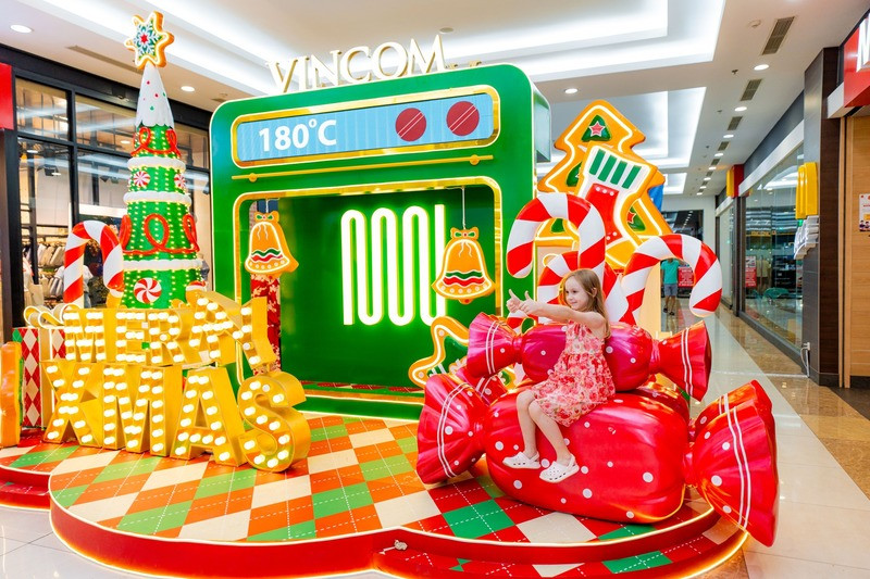 Khung cảnh Vincom Mega Mall Thảo Điền được trang trí cho các sự kiện lễ hội, tạo nên một không khí rộn ràng.