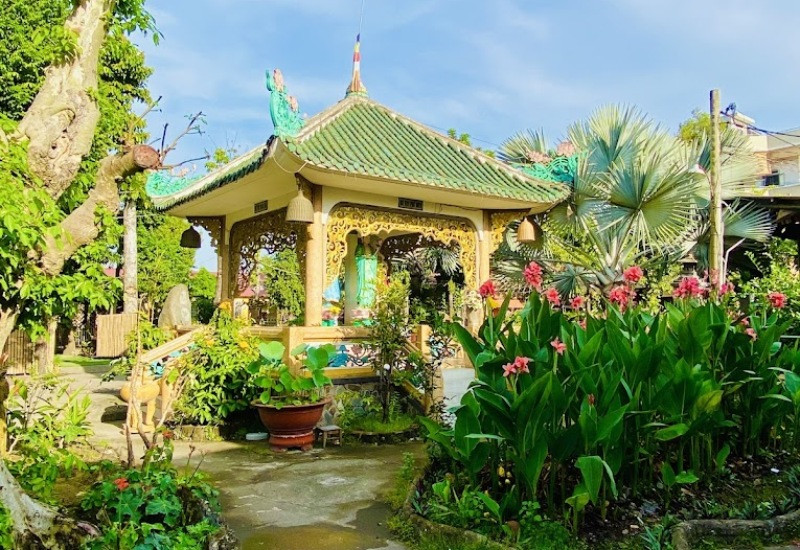 Khuôn viên chùa Phước Tường yên bình, gần các điểm ăn uống ở Vincom Lê Văn Việt