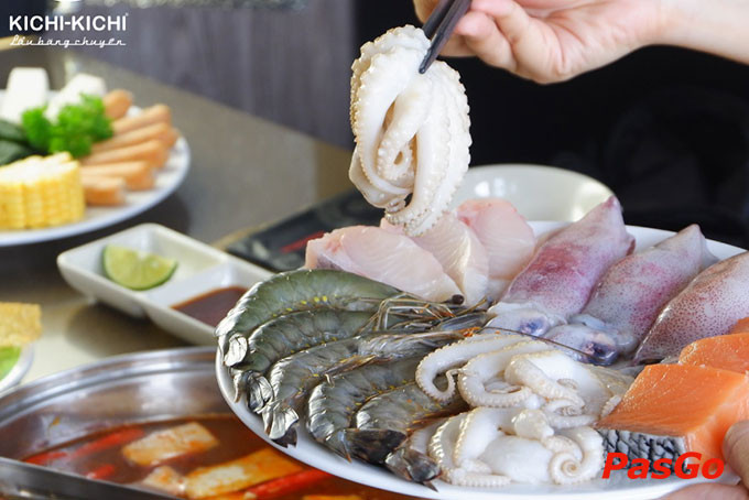 Kichi-Kichi Phạm Ngọc Thạch mang đến hơn 60 món nhúng không giới hạn trên băng chuyền