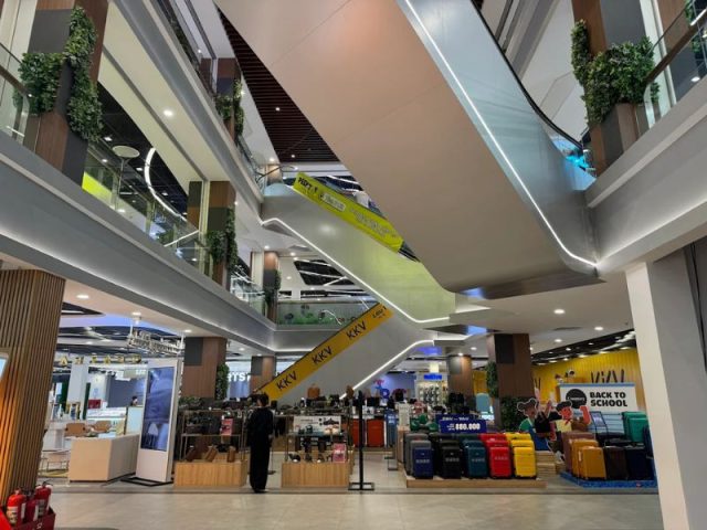 Kiến trúc hiện đại của Vincom Plaza 3/2 ảnh, điểm đến mua sắm và giải trí sôi động.